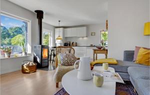 uma sala de estar com um sofá e uma mesa em 2 Bedroom Beautiful Home In Grsted em Græsted