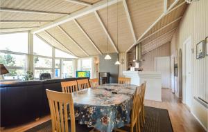 Beautiful Home In Rm With Sauna في رومو كيركيبي: غرفة طعام وغرفة معيشة مع طاولة وكراسي