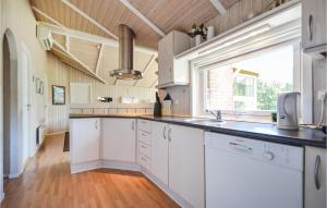 Nhà bếp/bếp nhỏ tại Holiday Home Strandskaden Rømø Xii