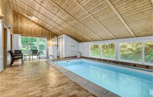 Fjellerup StrandにあるBeautiful Home In Glesborg With 4 Bedrooms, Private Swimming Pool And Indoor Swimming Poolの木製天井の家のスイミングプール