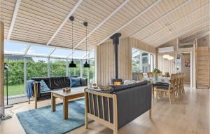 sala de estar con chimenea y comedor en Beautiful Home In Juelsminde With Indoor Swimming Pool en Sønderby