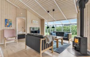 SønderbyにあるAwesome Home In Juelsminde With 4 Bedrooms, Sauna And Wifiのリビングルーム(薪ストーブ付)