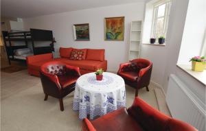 uma sala de estar com uma mesa e cadeiras e um sofá em Cozy Apartment In Faaborg With Wifi em Faaborg