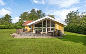 Asserballeskovにある4 Bedroom Stunning Home In Augustenborgの草の中にデッキがある黄色い家