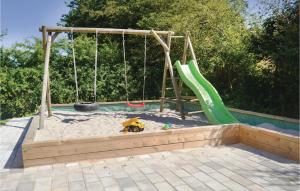 Bazén v ubytování Seven-Bedroom Holiday Home In Humble nebo v jeho okolí + 18 fotografií