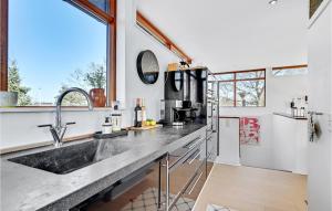 Kuchyň nebo kuchyňský kout v ubytování Gorgeous Home In Grenaa With Kitchen