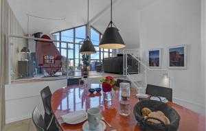 - une salle à manger avec une table et des chaises dans l'établissement 3 Bedroom Nice Home In Egernsund, à Egernsund