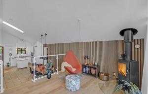 - un salon avec une cheminée et une chaise dans l'établissement 3 Bedroom Nice Home In Egernsund, à Egernsund