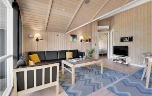 sala de estar con sofá y mesa en Beautiful Home In Sydals With Sauna, en Skovby