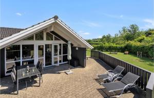 un patio con sillas y mesas y un edificio en Beautiful Home In Sydals With Sauna, en Skovby