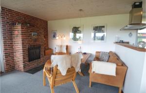 Ruang duduk di Three-Bedroom Holiday Home In Snedsted
