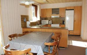 une cuisine avec une table et des chaises dans l'établissement Amazing Home In Rm With Kitchen, à Bolilmark