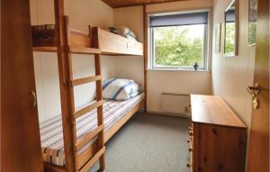 Habitación pequeña con literas y escritorio. en Awesome Home In Snedsted With 3 Bedrooms And Wifi, en Snedsted