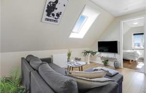 uma sala de estar com um sofá e uma televisão em 2 Bedroom Awesome Apartment In Klemensker em Klemensker