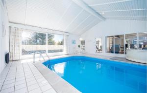 ロンストラップにあるBeautiful Home In Hjrring With 4 Bedrooms, Wifi And Indoor Swimming Poolの大型スイミングプール(バスタブ、バスルーム付)