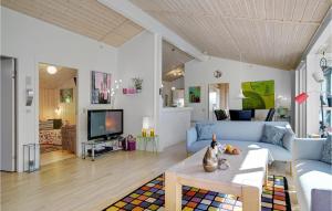 sala de estar con sofá y TV en 3 Bedroom Amazing Home In Vggerlse, en Bøtø By