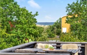 um pátio com 2 cadeiras e uma mesa em 3 Bedroom Stunning Home In Grenaa em Grenå