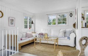 uma sala de estar com um sofá branco e uma mesa em 3 Bedroom Stunning Home In Grenaa em Grenå