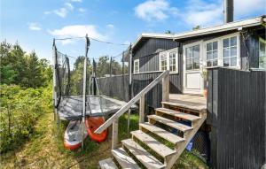 uma pequena casa com um alpendre e um baloiço em 3 Bedroom Stunning Home In Grenaa em Grenå
