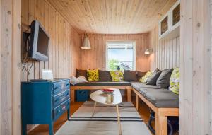 uma sala de estar com um sofá e uma televisão em Amazing Home In Ebeltoft With Kitchen em Ebeltoft