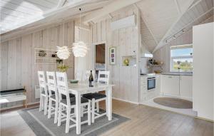 uma cozinha com mesa e cadeiras num quarto em Lovely Home In Hemmet With Kitchen em Hemmet
