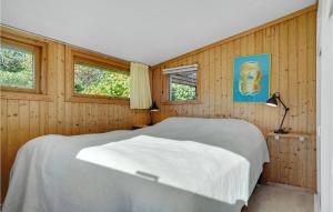 - une chambre avec 2 lits et 2 fenêtres dans l'établissement Awesome Home In Hundested With Kitchen, à Hundested