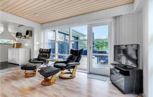 a living room with three chairs and a television at Beautiful Home In Blvand With Wifi in Blåvand