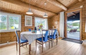 comedor con mesa y sillas azules en Nice Home In Jgerspris With 2 Bedrooms And Wifi, en Hornsved