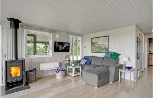 sala de estar con sofá y chimenea en Amazing Home In Spttrup With House Sea View, en Spottrup