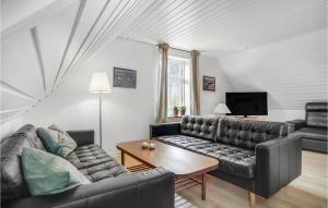 un soggiorno con divano e tavolo di Amazing Apartment In Allingbro With Wifi a Allingåbro