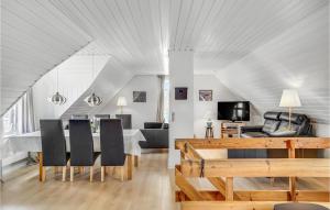 een eetkamer en een woonkamer met een tafel en stoelen bij Amazing Apartment In Allingbro With Wifi in Allingåbro