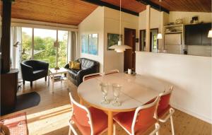 comedor y sala de estar con mesa y sillas en Cozy Home In Knebel With Wifi, en Knebel