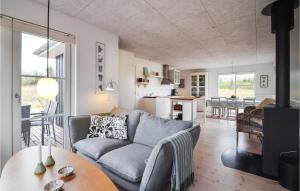 sala de estar con sofá y mesa en Gorgeous Home In Ejstrupholm With Wifi, en Ejstrup