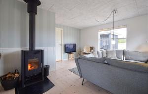 sala de estar con sofá y chimenea en Gorgeous Home In Ejstrupholm With Wifi en Ejstrup