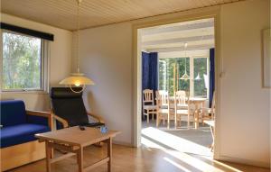 een woonkamer met een blauwe bank en een tafel bij Stunning Home In Jgerspris With Wifi in Jægerspris