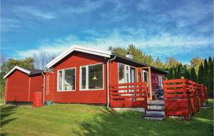 een rode hut met een groot raam op het gras bij Stunning Home In Jgerspris With Wifi in Jægerspris