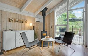 Fjellerup StrandにあるNice Home In Glesborg With 3 Bedrooms, Sauna And Wifiのキッチン(テーブル、椅子、暖炉付)