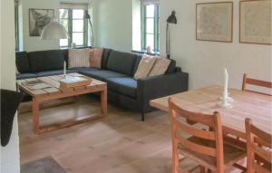 sala de estar con sofá y mesa en Beautiful Home In Gudbjerg Sydfyn With Kitchen, en Gudme