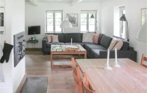 sala de estar con sofá y mesa en Beautiful Home In Gudbjerg Sydfyn With Kitchen, en Gudme