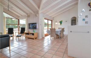 SønderhoにあるBeautiful Home In Fan With 4 Bedrooms, Sauna And Wifiのキッチン、リビングルーム(テーブル、椅子付)