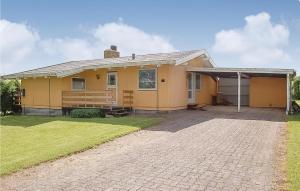 a yellow house with a driveway in front of it at Awesome Home In Hejls With 3 Bedrooms, Sauna And Wifi in Hejls