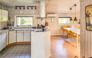 una cucina e una sala da pranzo con tavolo e sedie di 5 Bedroom Pet Friendly Home In Nex a Bedegård