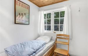 グドイェムにあるBjlkenの小さなベッドルーム(ベッド1台、窓付)