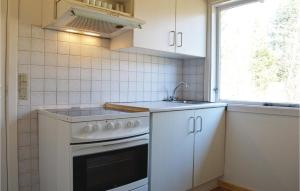 una cucina con fornelli, lavello e finestra di Holiday Home Rimmevej Rømø Denm a Rømø Kirkeby