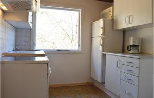 una cucina con lavandino, frigorifero e finestra di Holiday Home Rimmevej Rømø Denm a Rømø Kirkeby