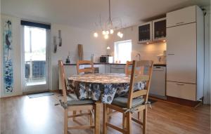 een keuken en eetkamer met een tafel en stoelen bij Gorgeous Home In Fan With Kitchen in Fanø