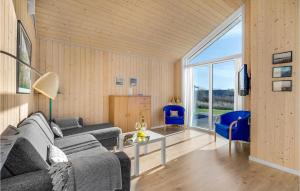 sala de estar con sofá y TV en 2 Bedroom Gorgeous Home In Haarby en Brunshuse