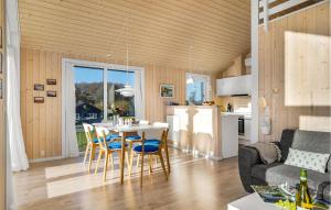 kuchnia i salon ze stołem i krzesłami w obiekcie 2 Bedroom Gorgeous Home In Haarby w mieście Brunshuse