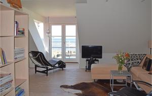 a living room with a couch and a tv at Gorgeous Home In Tranekr With Kitchen in Lohals