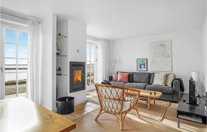sala de estar con sofá y chimenea en Stunning Apartment In Nykbing Sj With 2 Bedrooms, Sauna And Wifi, en Nykøbing Sjælland